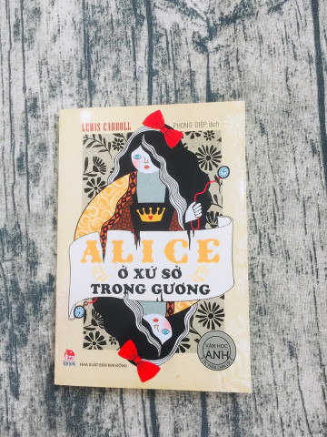 Alice Ở Xứ Sở Trong Gương